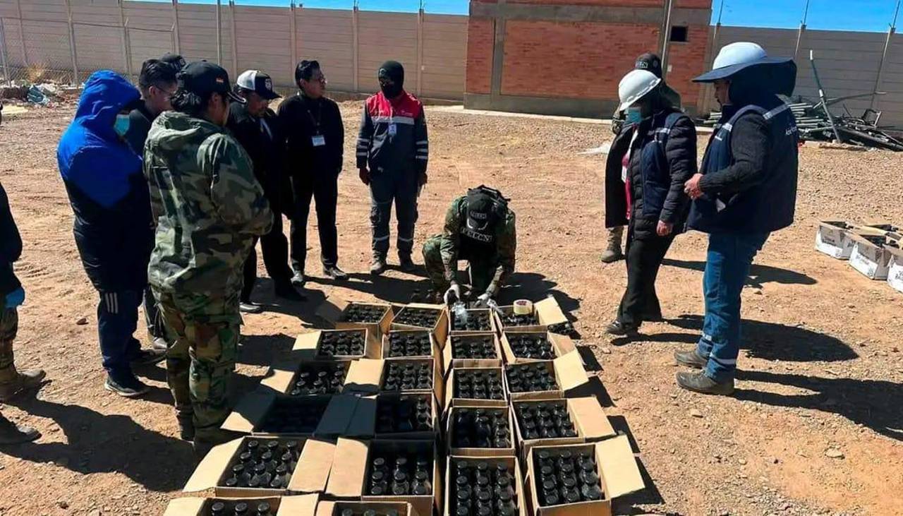 Hallan casi dos toneladas de cocaína líquida camuflada en botellas de vinagre en localidad fronteriza con Chile
