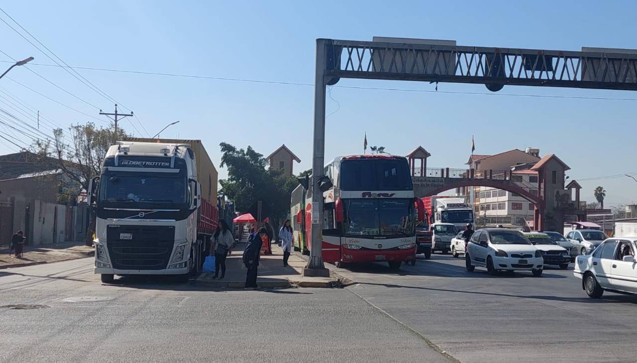 “Ya no dormimos”: Transporte clama por combustible y pide liberar importación; las filas persisten en los surtidores