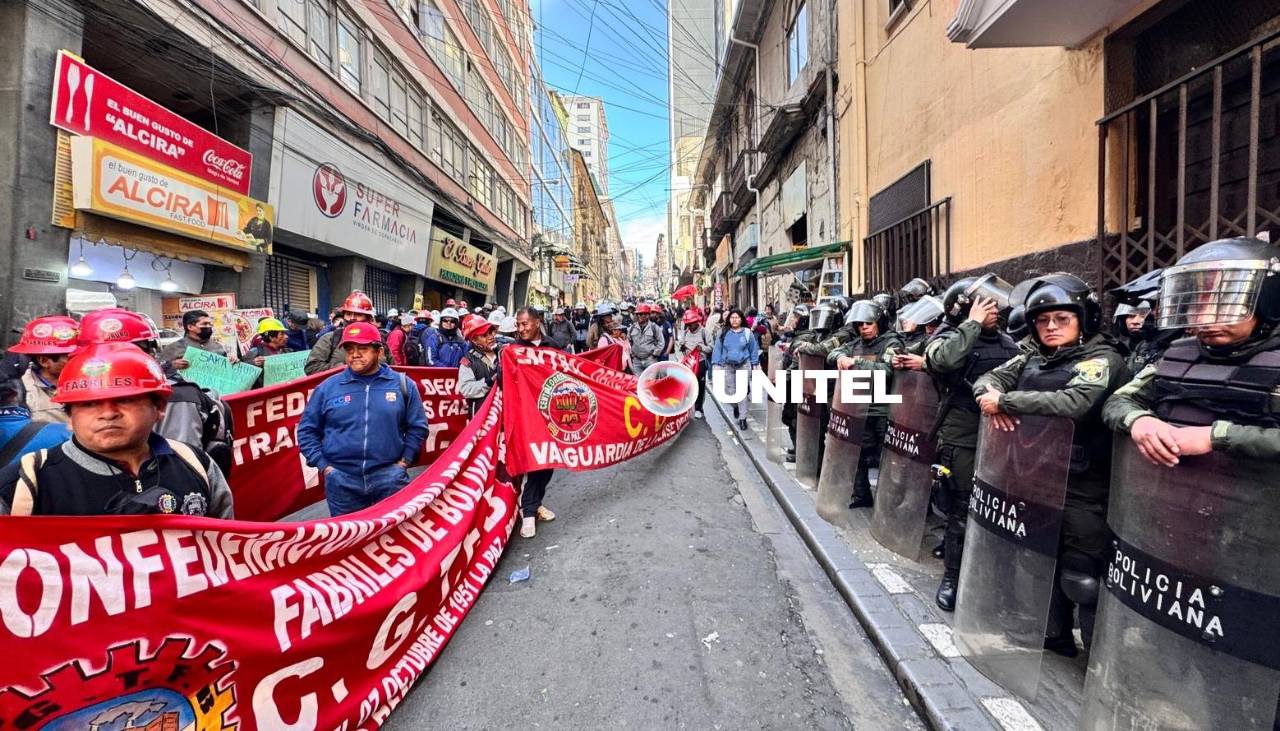 Contingente policial interviene el Ministerio de Trabajo y desaloja a dirigentes de la COB
