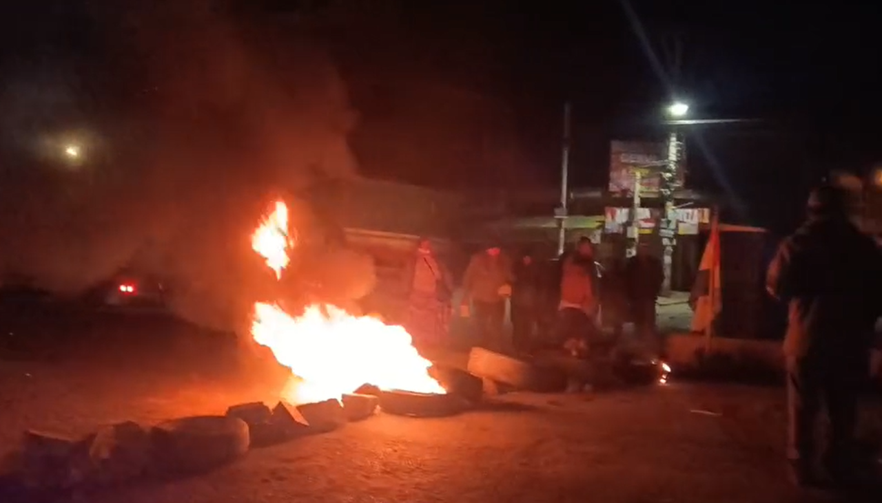 Juntas vecinales de El Alto bloquean la ruta hacia Laja y prenden fogatas contra la crisis