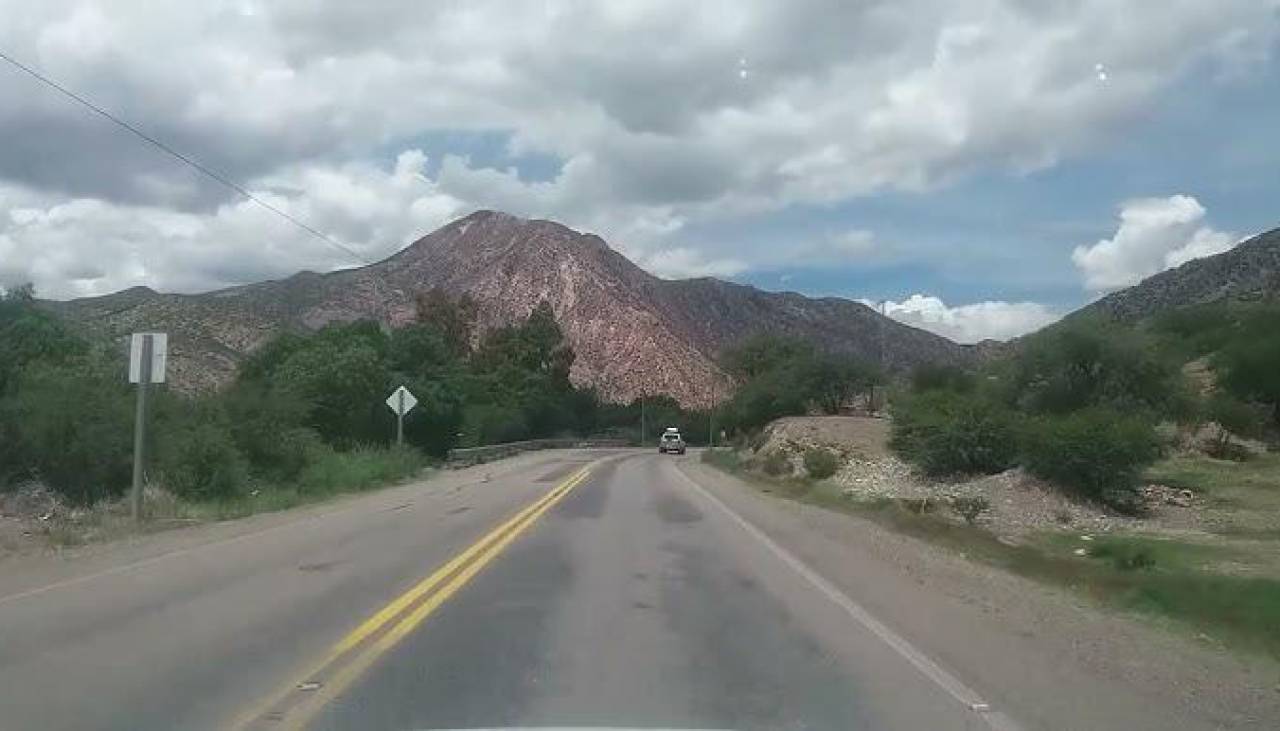 Por alzar Bs 10, chofer de camión choca contra otro vehículo y provoca la muerte de su esposa