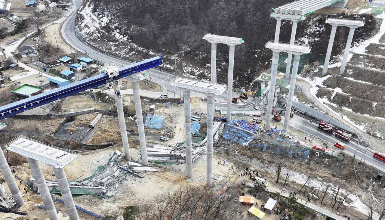 Video: Cuatro muertos y seis heridos por el colapso de un puente en Corea del Sur