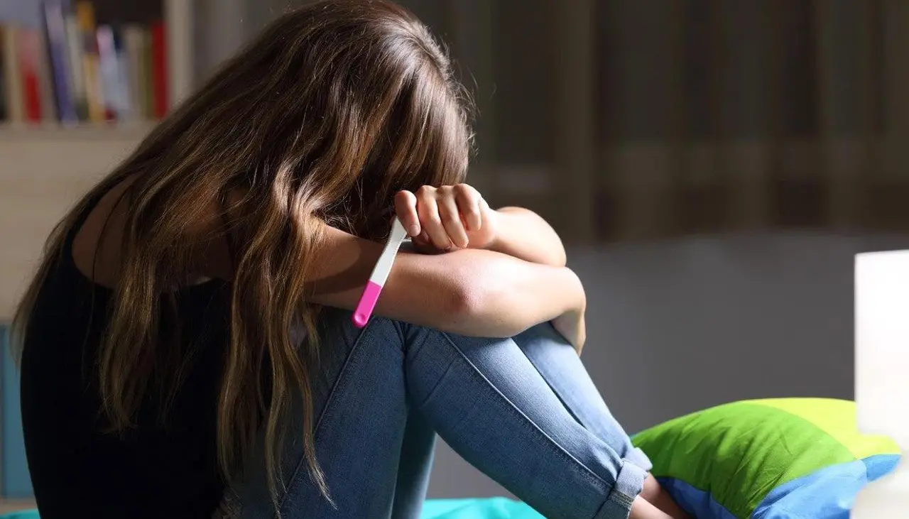 Padrastro es denunciado por un grave delito después de que una ecografía revelara el embarazo de víctima