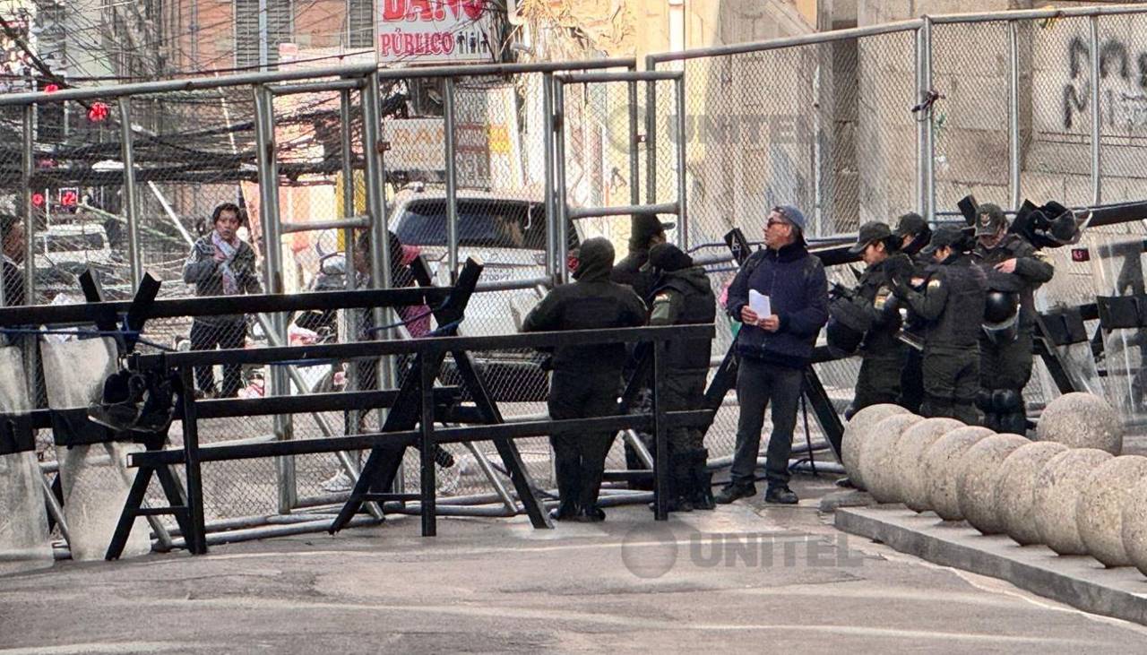 Ante la marcha de la COB, la Policía y los militares refuerzan la seguridad en la Plaza Murillo y las zonas aledañas