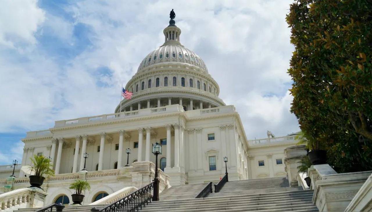 Senado consigue la mayoría de votos necesarios para proceder a reabrir el gobierno de EEUU, tras un récord de 40 días cerrado
