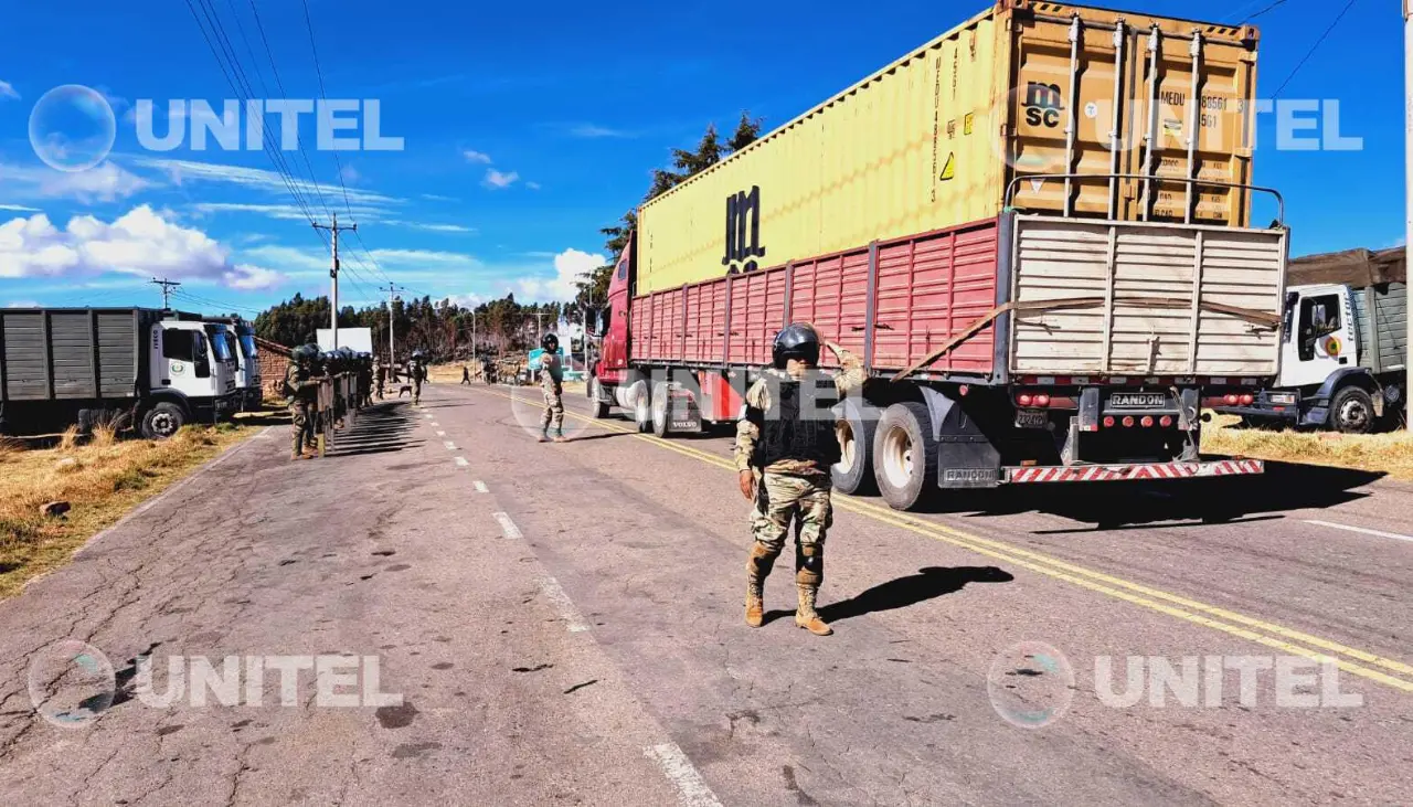 Policía consolida desbloqueo de la ruta Cochabamba - Sucre