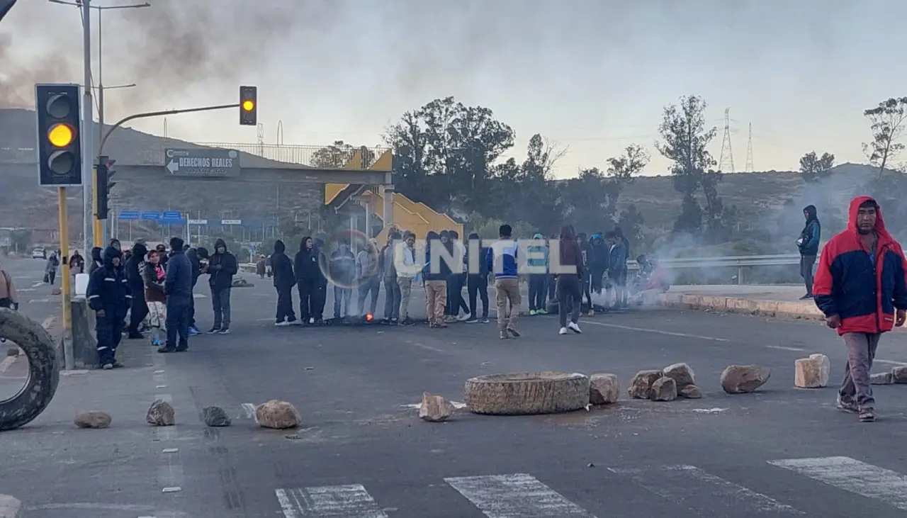 Hay bloqueos en rutas hacia el Altiplano y se restringe salida de buses desde Cochabamba