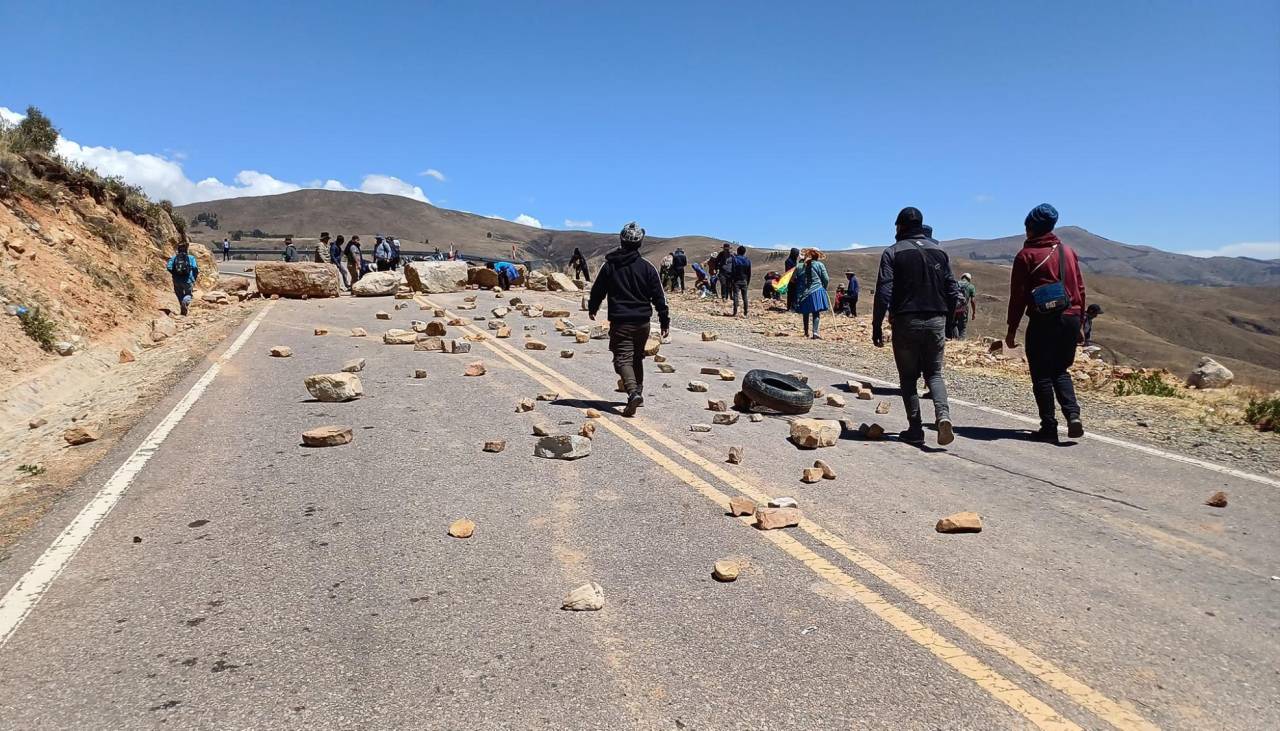 Evo pide “diálogo sincero” para “buscar la paz”; Del Castillo le responde que primero ordene levantar los bloqueos