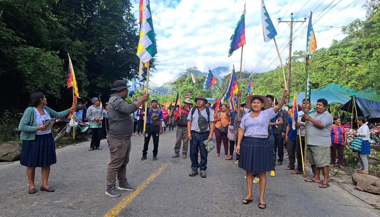 No hay bloqueos en la ruta nueva Santa Cruz - Cochabamba, pero evistas mantienen vigilias