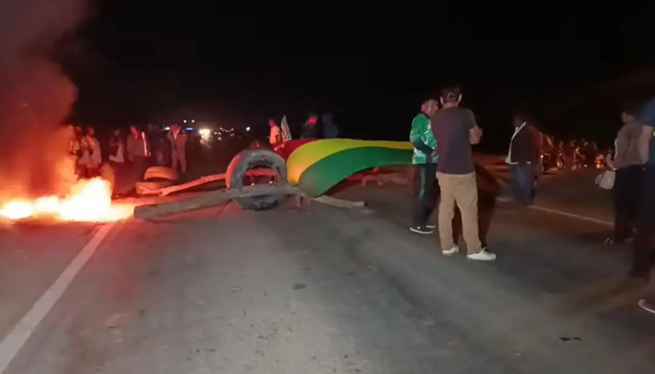 Instalan bloqueo en San Julián, comunarios piden la renuncia de Luis Arce
