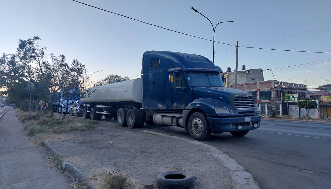 Choferes enfrentan largas filas para cargar combustible tras llegar de viaje