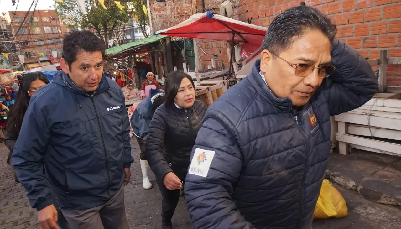 Increpan y agreden al viceministro Silva en un operativo de control por el precio del pollo en La Paz