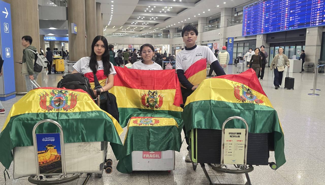 La selección boliviana de robótica ya está en Corea del Sur para participar del First Global Challenge 2026