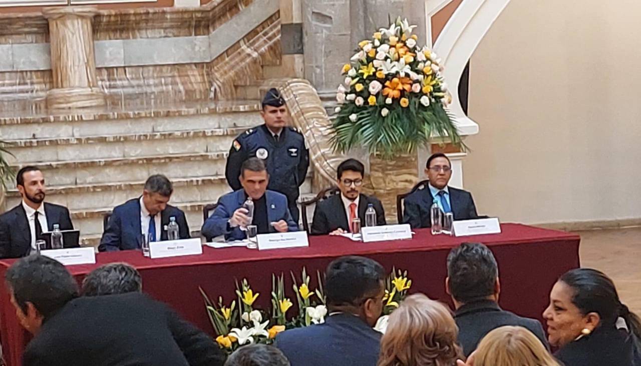 Gobierno promulga la Ley de Prediarios junto a los gobernadores del país