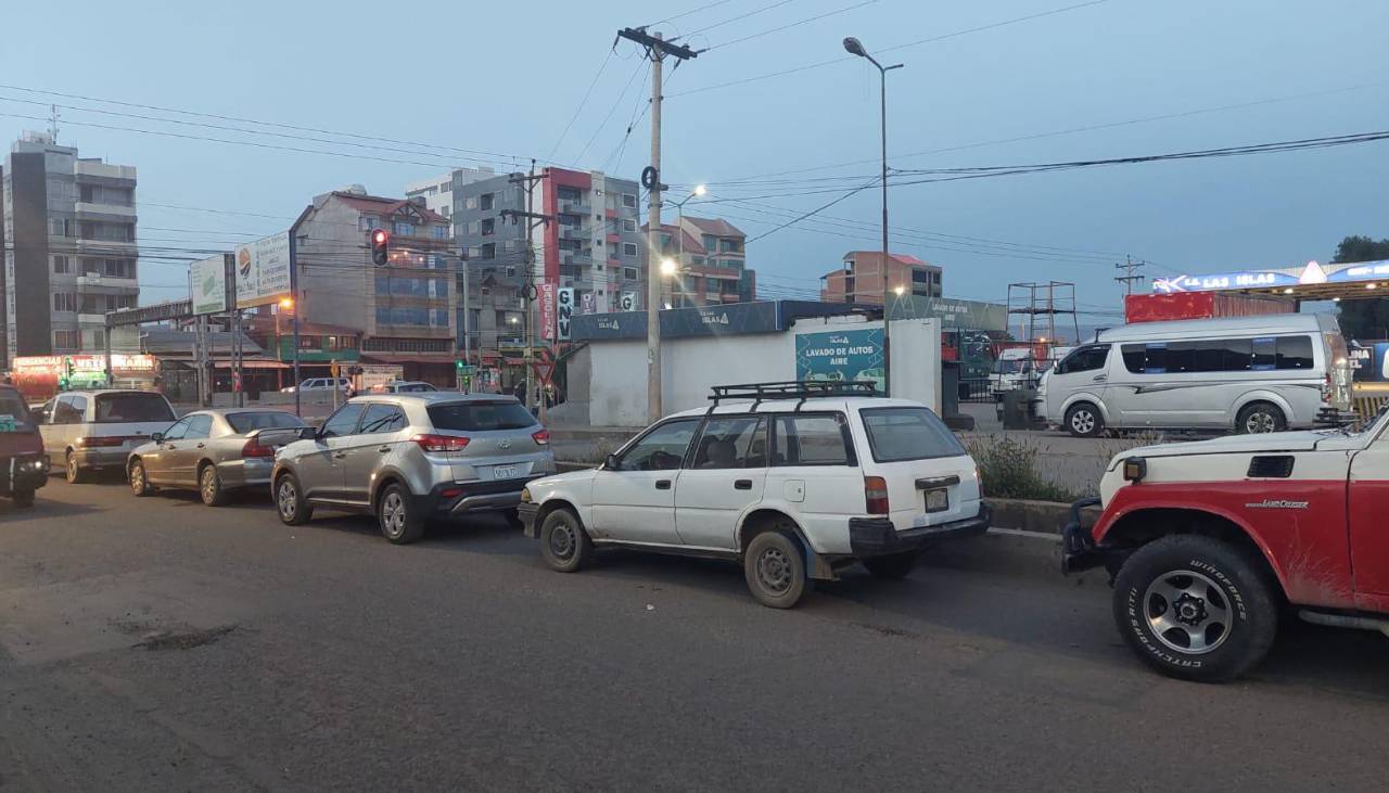 Las filas por combustible siguen en algunos surtidores de El Alto y Cochabamba, en Santa Cruz se espera por el diésel