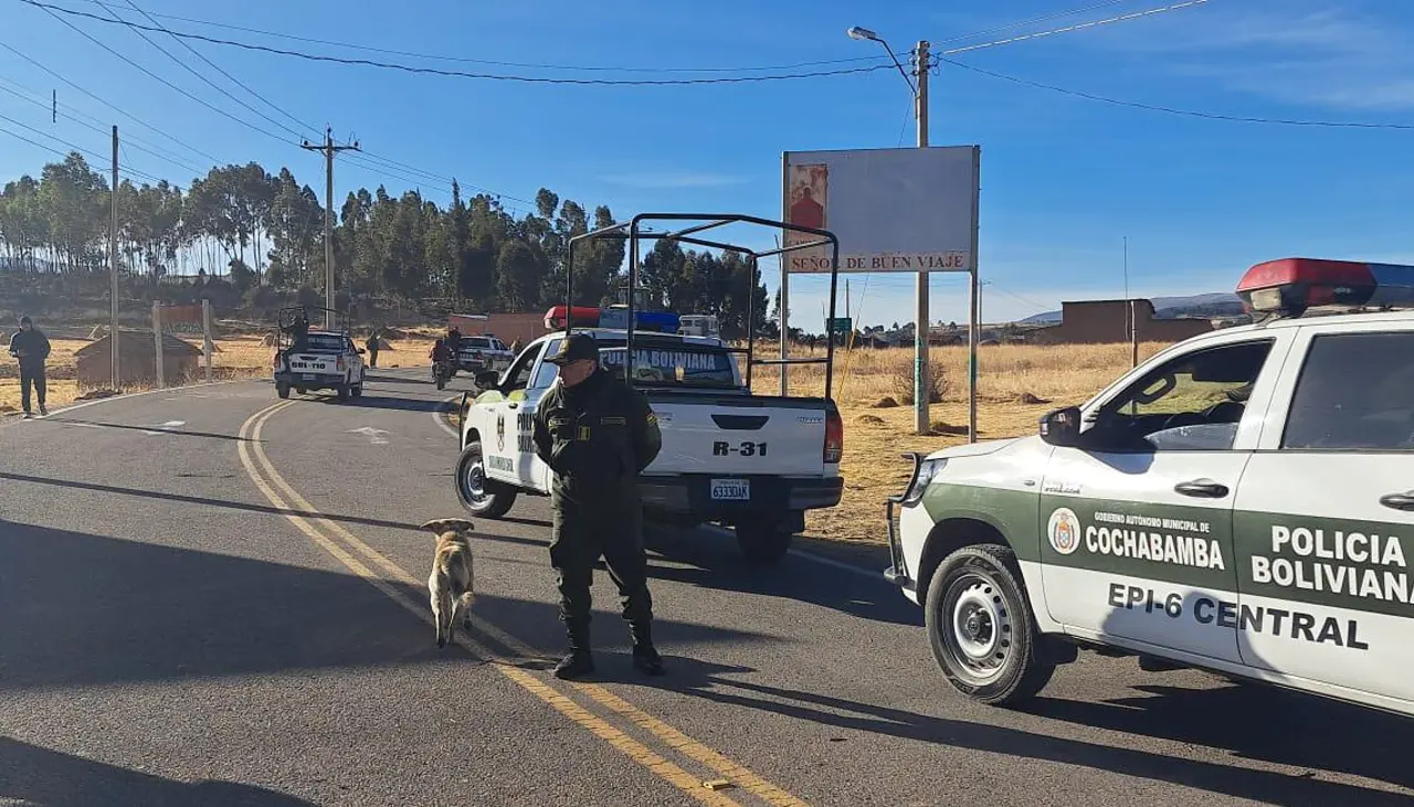 Contingente policial llega a la ruta antigua Cochabamba – Santa Cruz para desbloquear