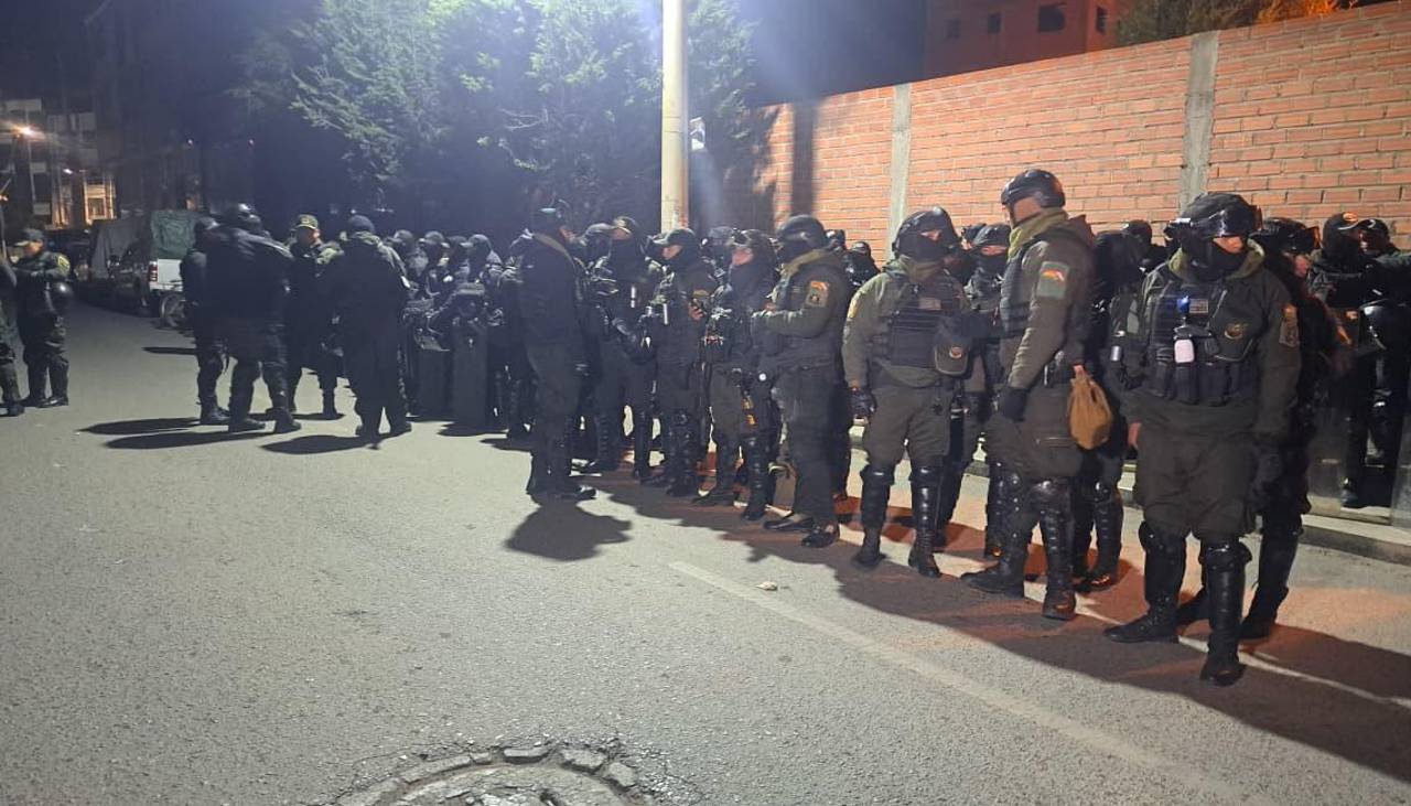 Policías y militares se desplazan en Cochabamba tras la declaratoria del Estado de Excepción; en La Paz están en apronte