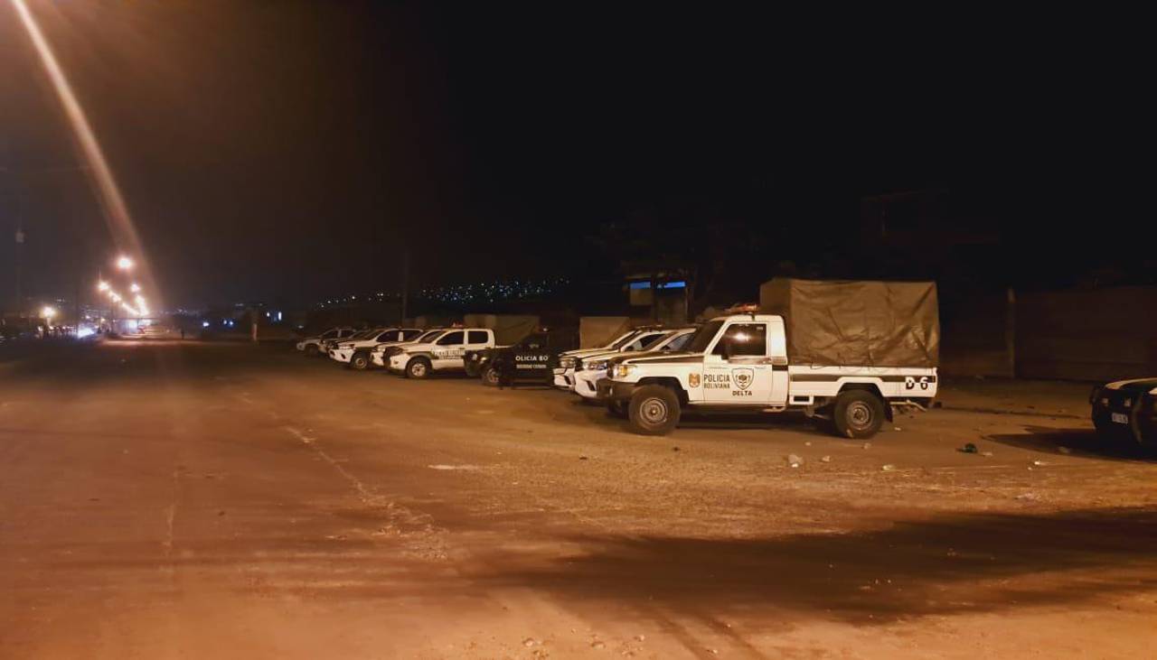 Policía en apronte vigila la ruta que conecta a Cochabamba con el occidente del país ante amenazas de nuevos bloqueos