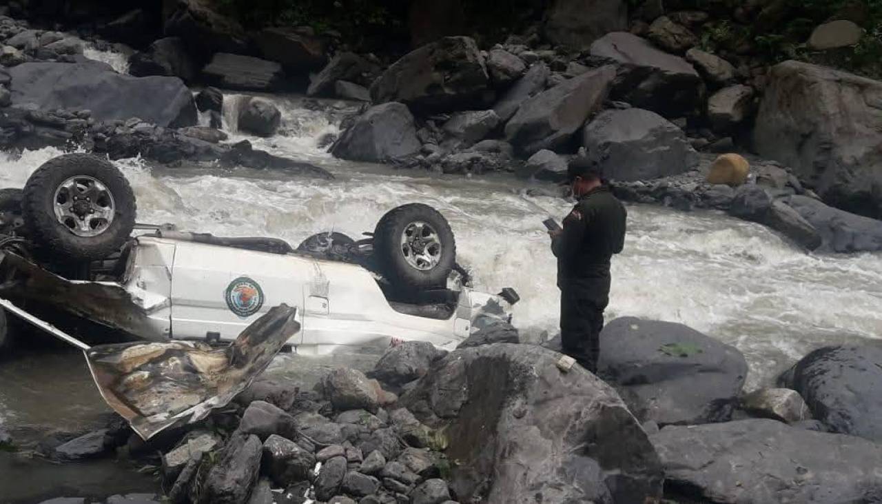 Un muerto y tres heridos por la caída de una ambulancia a un barranco en La Paz