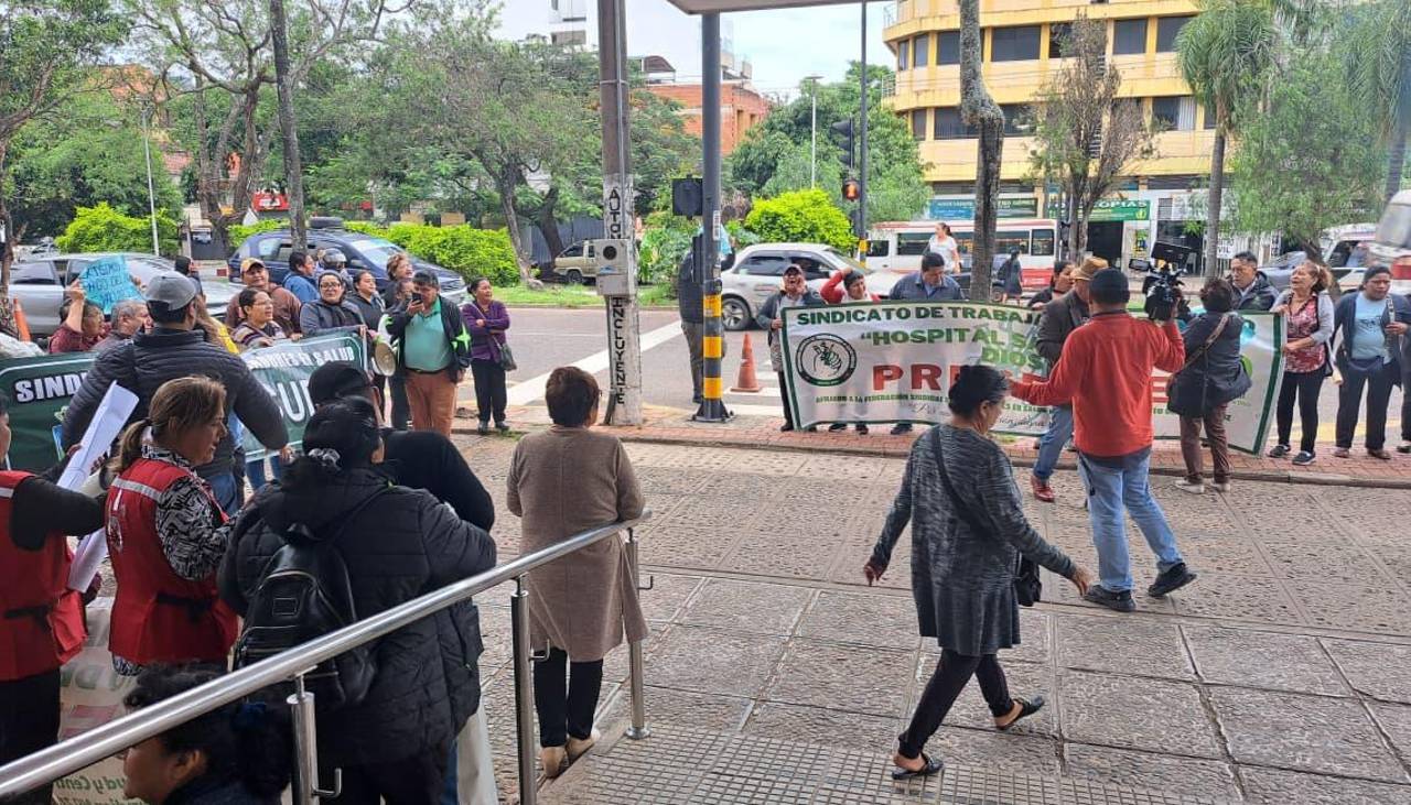 Salubristas protestan en la Gobernación cruceña y Aguirre invita a la dirigencia a viajar a La Paz para exigir el pago