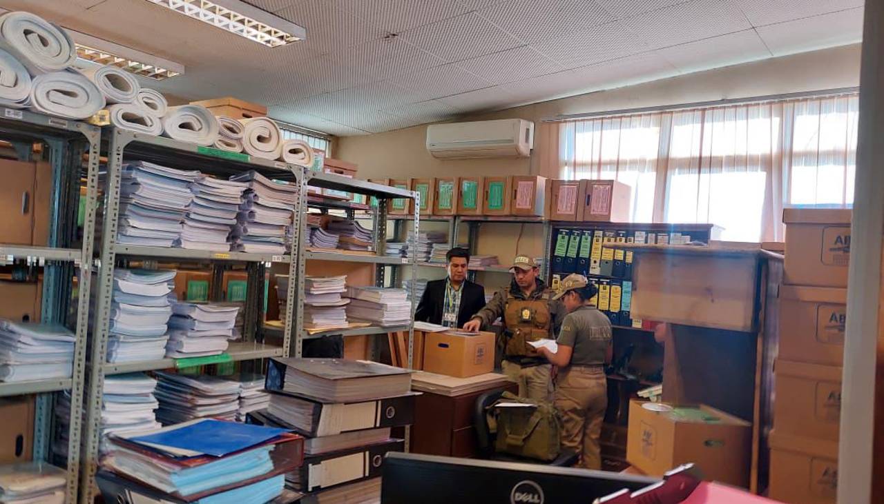 Desprecintan oficinas de la ABC y revisan documentación por el caso de contratos de la doble vía El Sillar