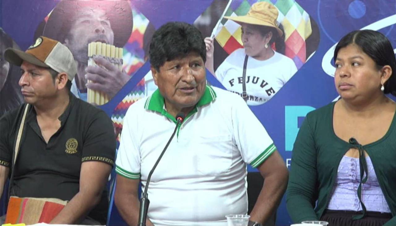 Evo dice que no controla la vida del fiscal aprehendido que era abogado y aparece rodeado de dirigentes