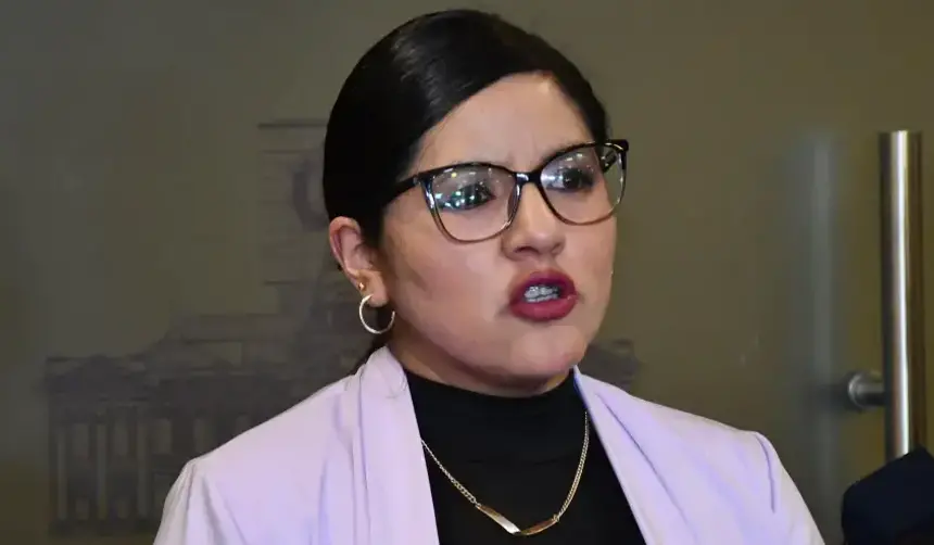 Diputada Claros anuncia procesos disciplinarios y advierte con “recuperar” curules de la alianza 