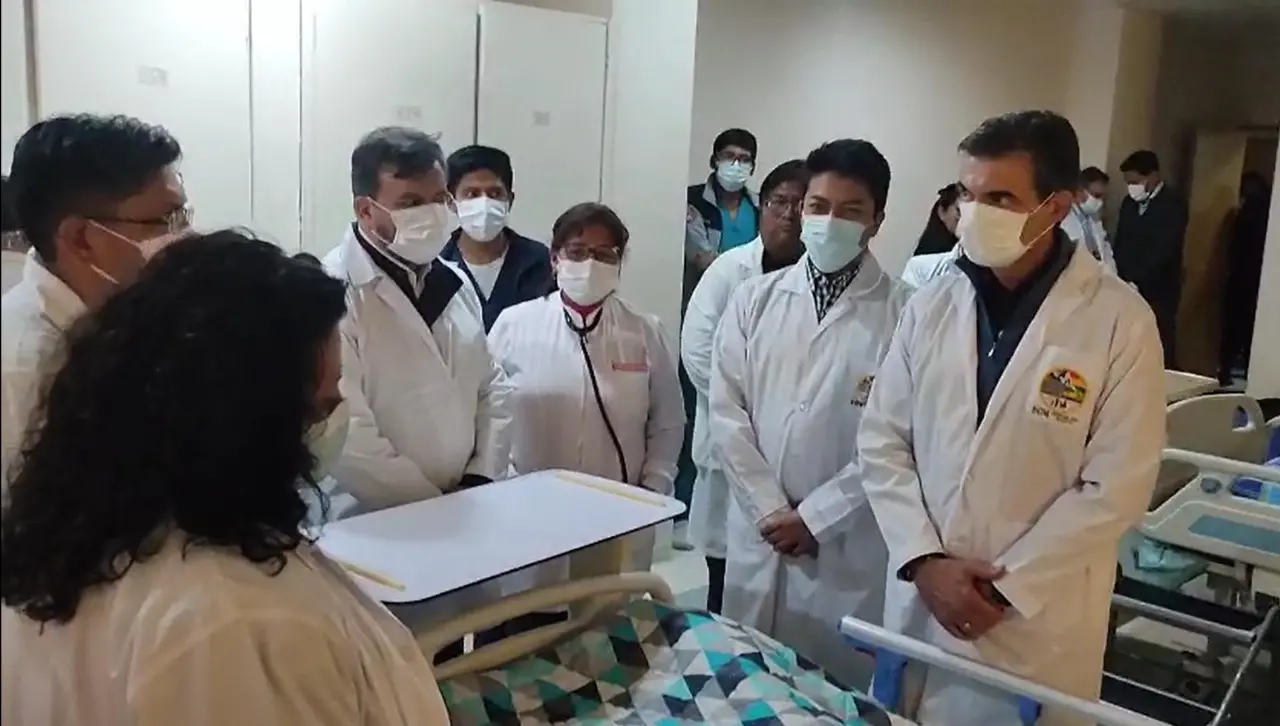 Rodrigo Paz visita a los heridos del accidente aéreo en El Alto