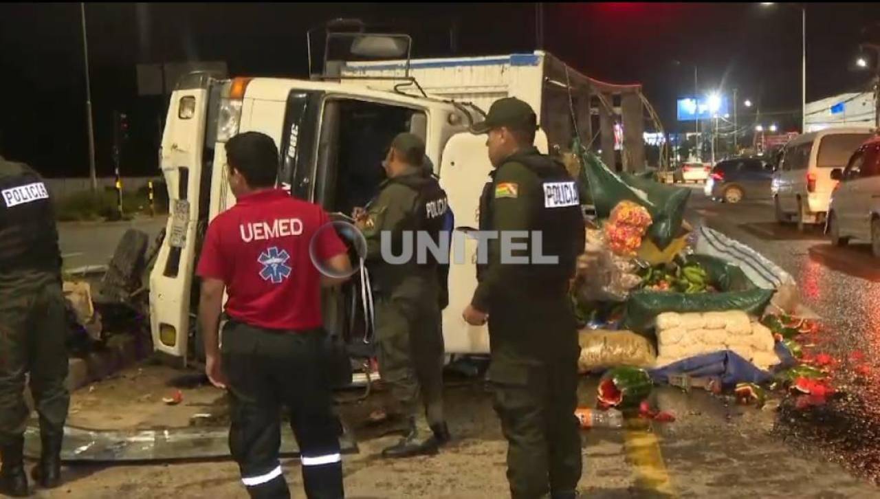 Camión con verduras y frutas vuelca a un costado de una vía de la carretera al norte cruceño 