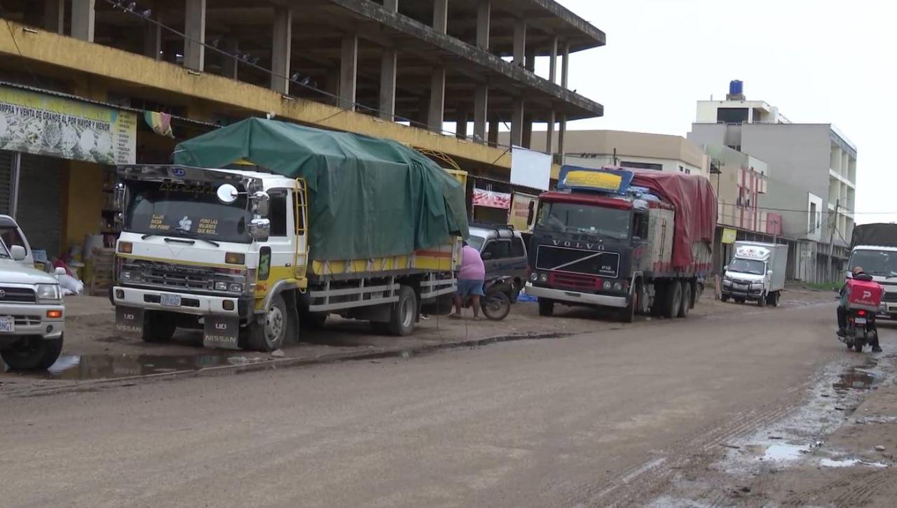 Comerciantes señalan que flete de transporte subió de precio y que impacta en el precio de los productos
