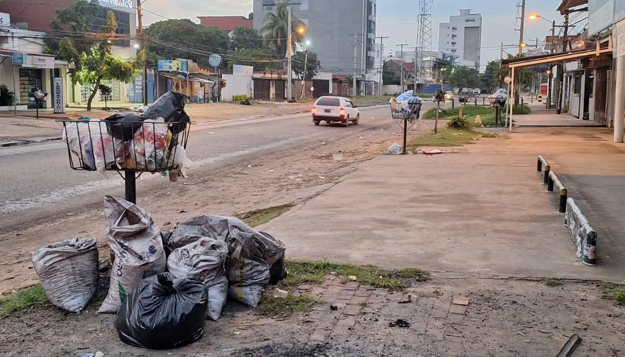 Recolección de basura en Santa Cruz es afectada por la falta de combustible y residuos se acumulan en las calles 