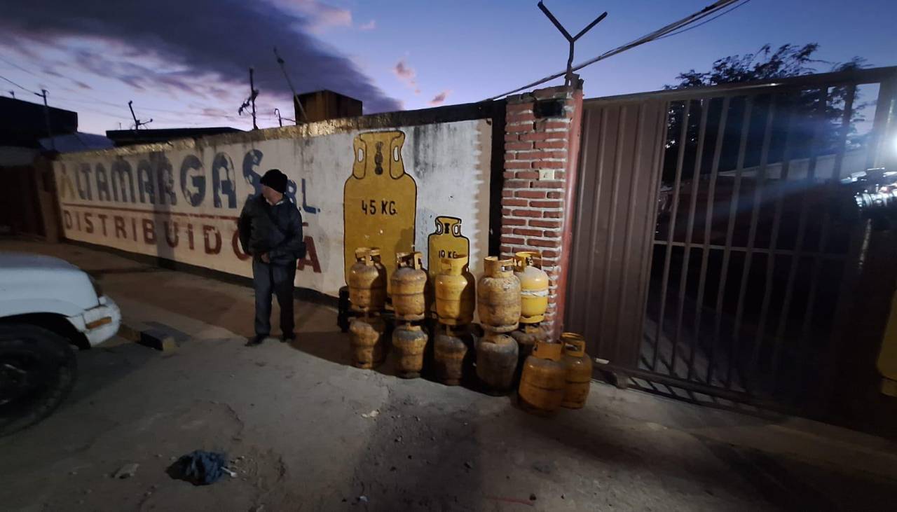 Pese a las bajas temperaturas, vecinos madrugan por una garrafa de gas en la capital cruceña 