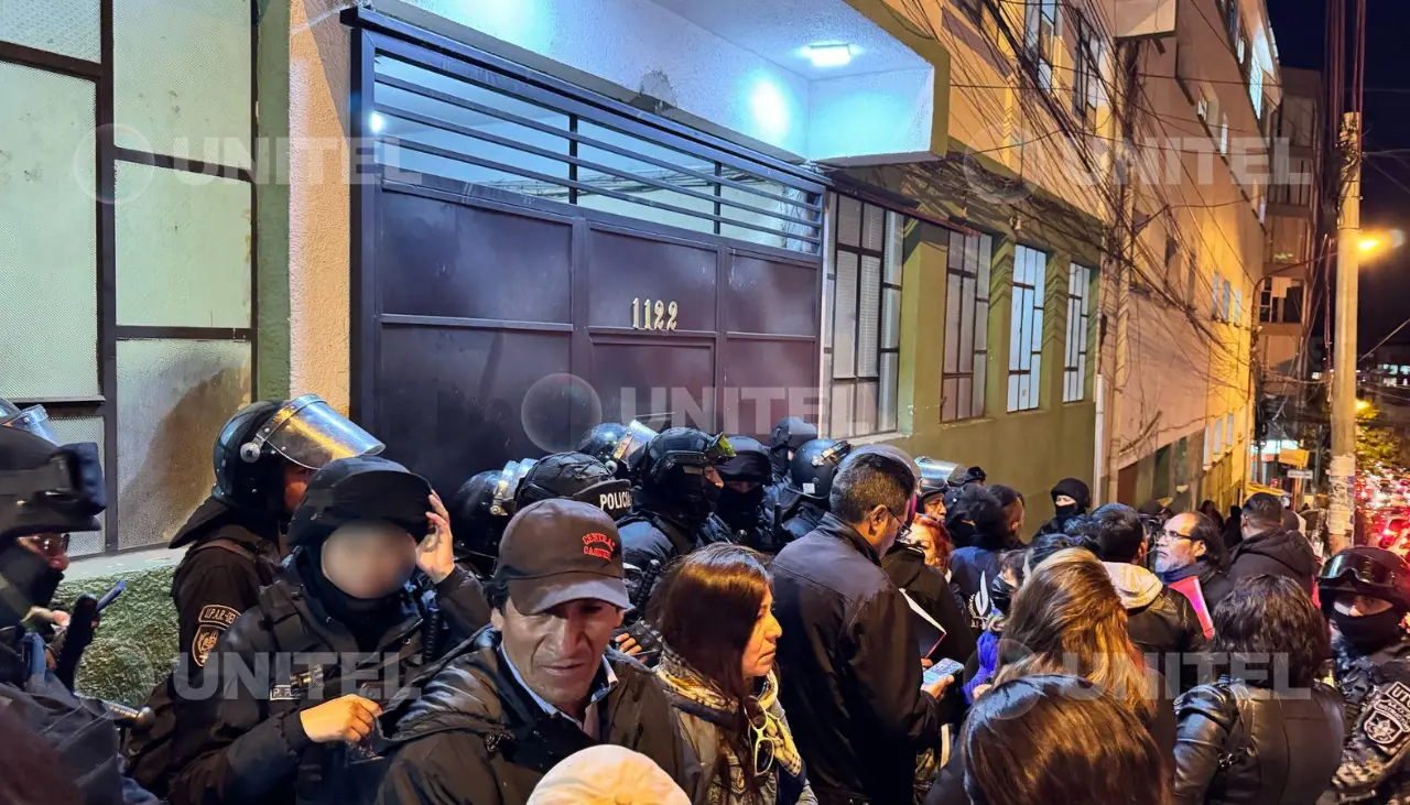 Instalan vigilia en puertas de la Felcc y piden la liberación de Ponciano Santos