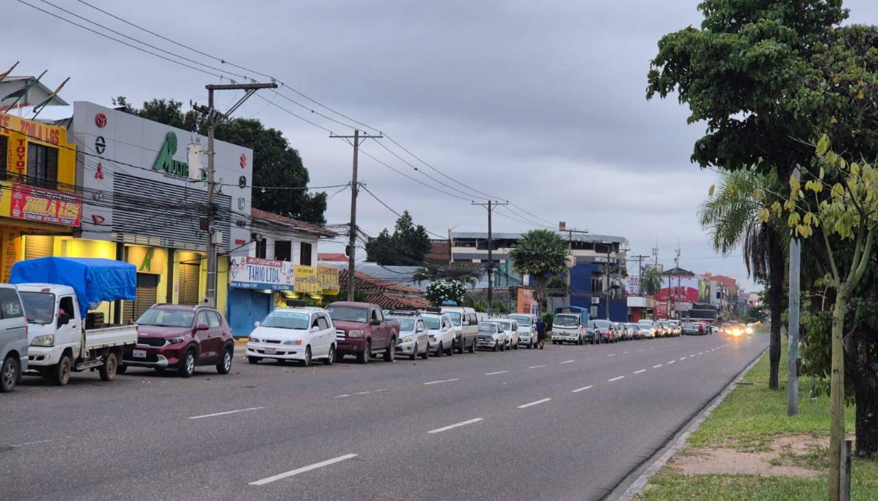 Falta combustible: Se agudizan las filas de vehículos, que se extienden por varias cuadras
