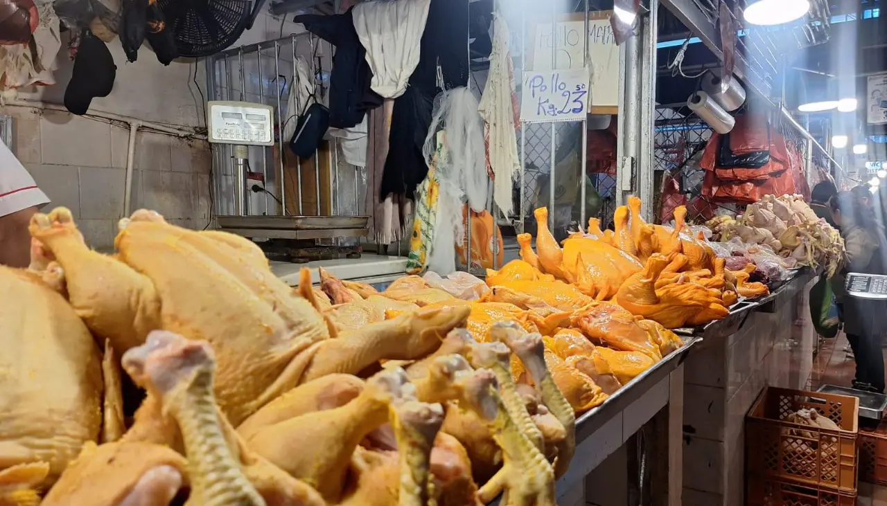 El precio del kilo de pollo se vende entre Bs 23 y Bs 25 en mercados cruceños y paceños