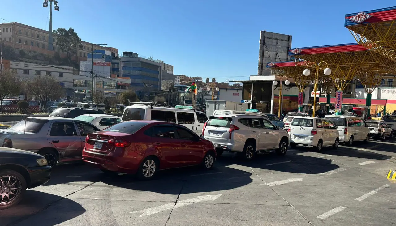 “Pedimos a YPFB cumplir con su compromisos”, dice dirigente de los choferes ante las filas por combustible 