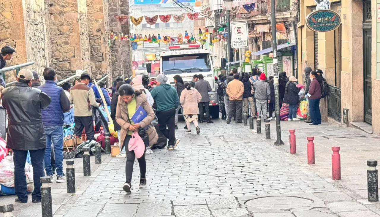 Aplacan el incendio en la casa colonial cerca de la iglesia San Francisco; los comerciantes perdieron toda su mercadería