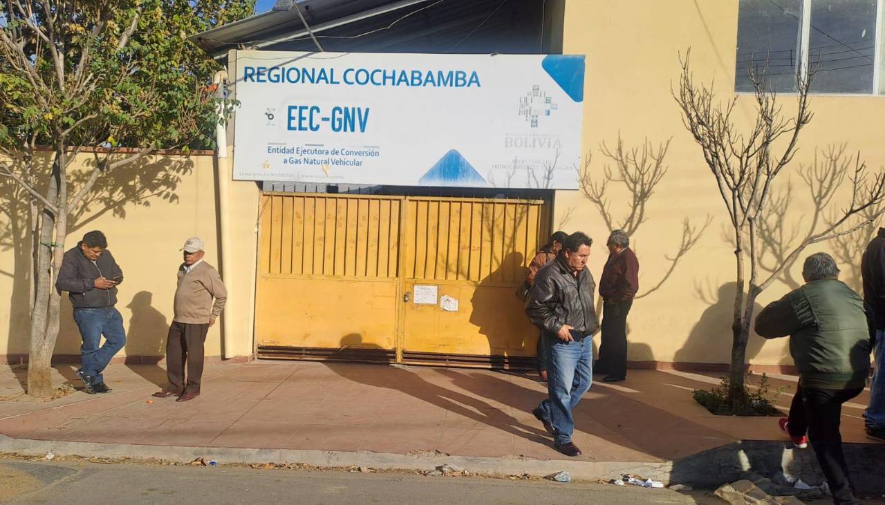 Transportistas protestan por falta de cilindros y kits de conversión a GNV en Cochabamba 