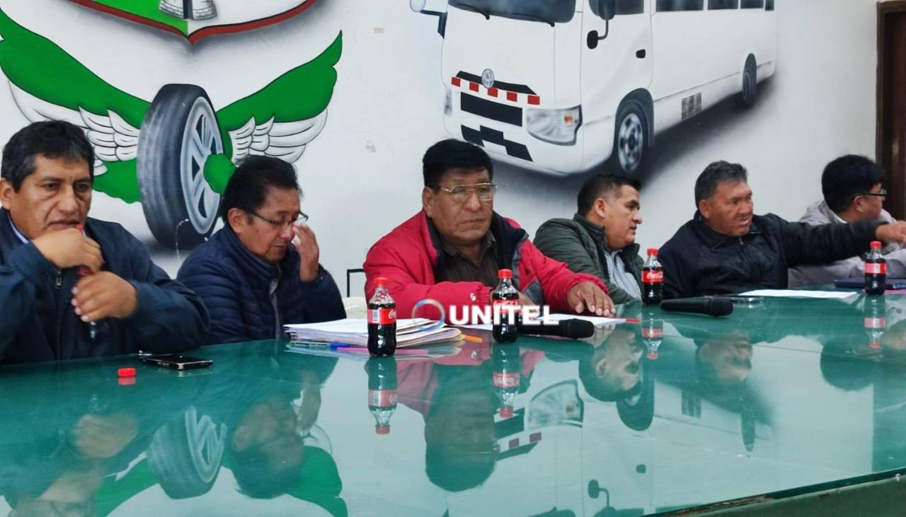 Choferes se reúnen en un ampliado nacional en Santa Cruz ante el nuevo precio del diésel; advierte con un paro 