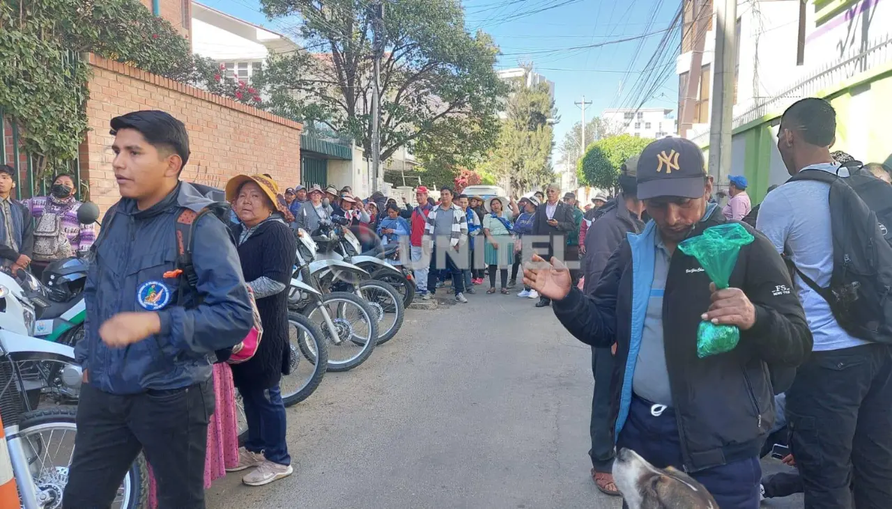Transporte Libre cumple toma de oficinas de ANH en Cochabamba