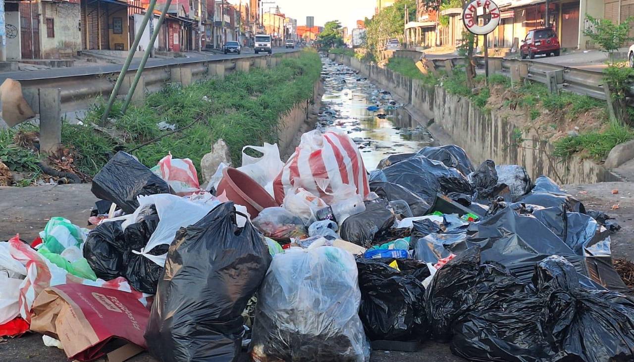 Aumenta basura en las calles y la empresa de limpieza dice que Emacruz adeuda ocho meses de pago