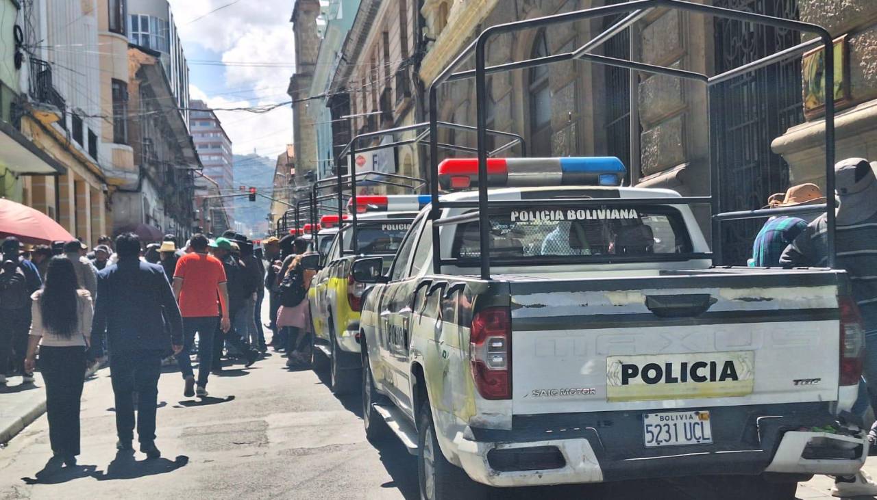 Refuerzan con vallas metálicas y policías los alrededores de la plaza Murillo ante la llegada de la marcha evista a La Paz