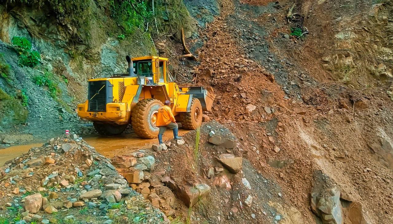 Derrumbes y mazamorra afectan rutas en los Yungas; hay vehículos y pasajeros parados