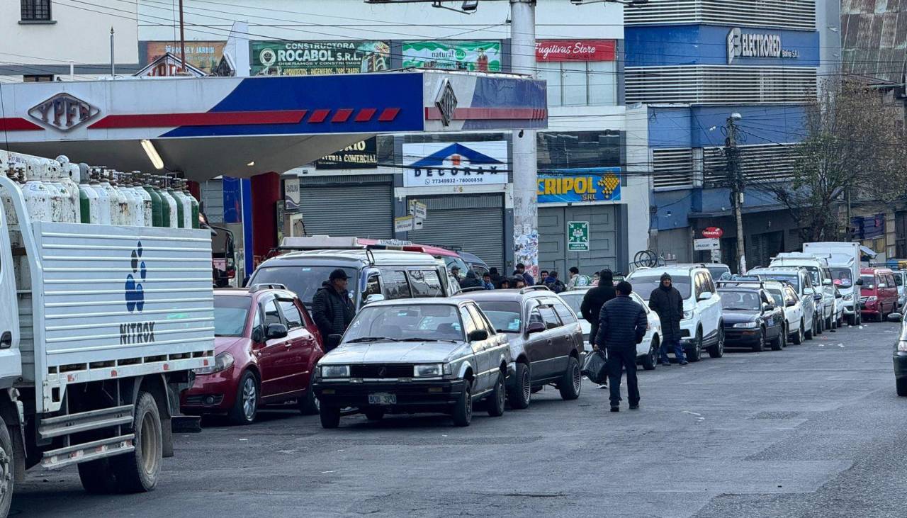 Feriado largo: Surtidores de La Paz registran filas extensas de vehículos que buscan gasolina