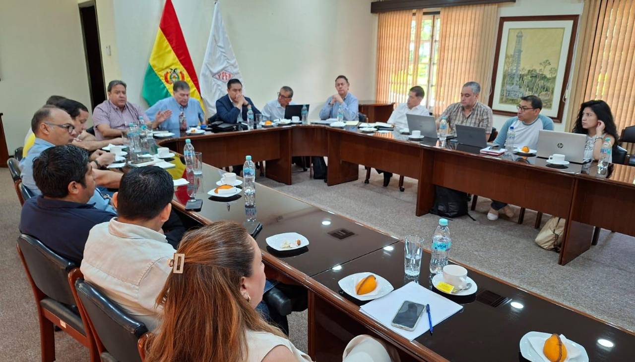 Cisterneros dejan sin efecto el paro tras compromiso del Gobierno de abonar pagos atrasados