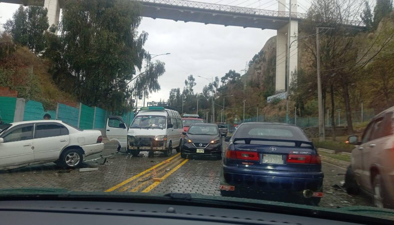 Otro aparatoso choque en la avenida del Poeta vuelve a preocupar a La Paz