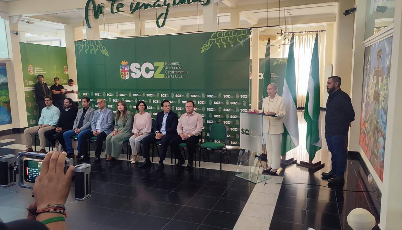 Santa Cruz: Juan Pablo Velasco posesiona a 10 miembros de su gabinete de gestión 