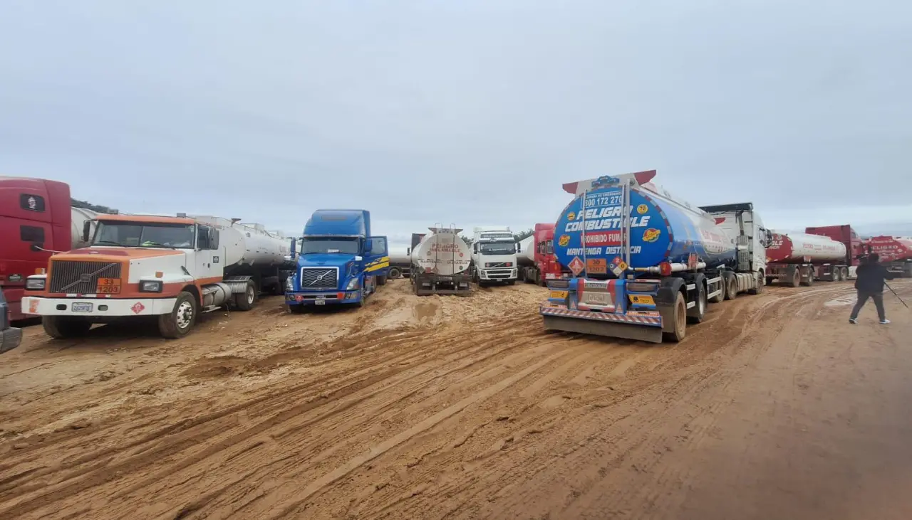 “Extraño a mi familia”: Choferes de cisternas señalan que llevan semanas en Palmasola esperando descargar combustible