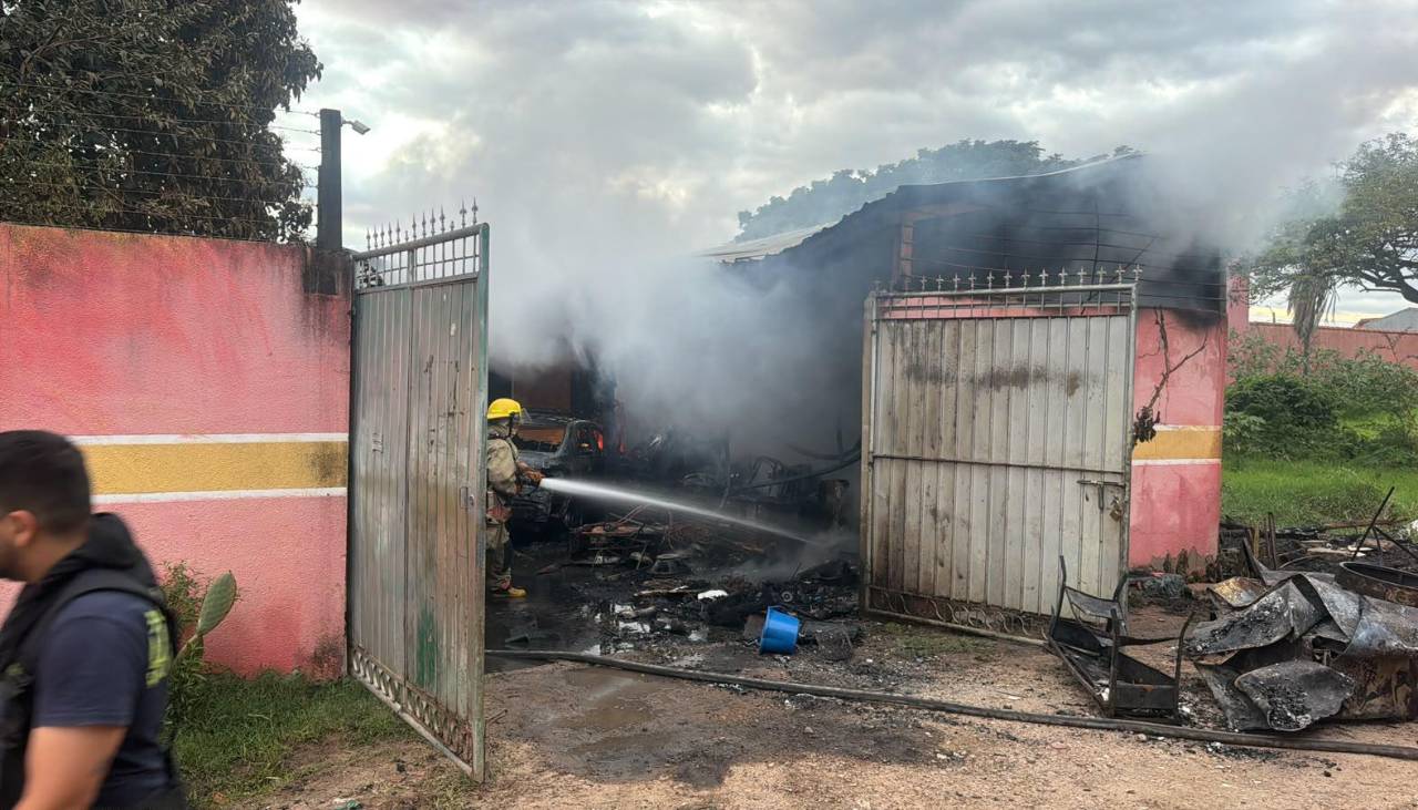Santa Cruz: Incendio consume un taller mecánico y deja una persona herida, que intentó salvar un vehículo