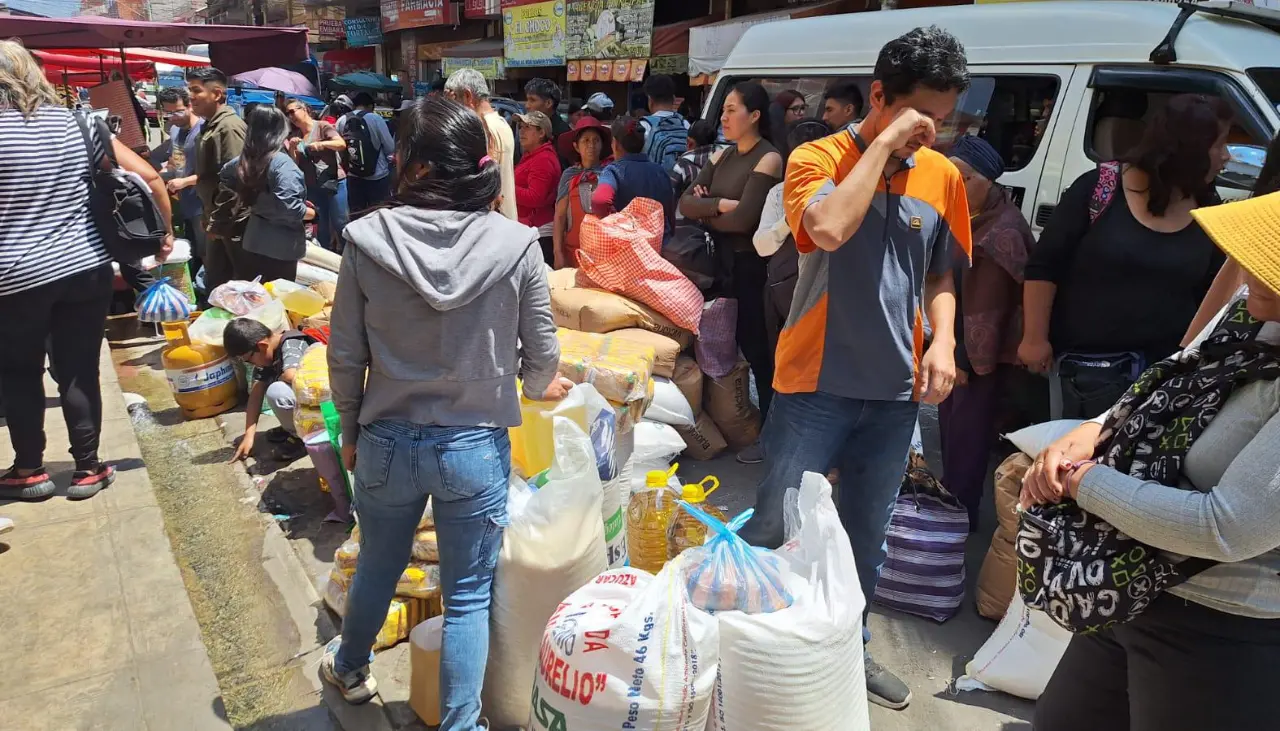 Gobierno llama a la calma, garantiza abastecimiento de combustibles y alimentos y denuncia desinformación